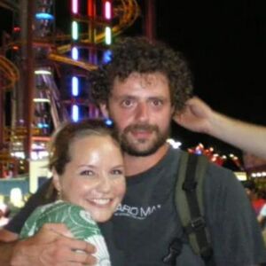 VATRENOJ PLAVUŠI EMI PRIŠAO BESKUĆNIK KOKULA: Smrdeo na znoj i alkohol, a onda se ZALJUBILA U NJEGA: Sad su u BRAKU