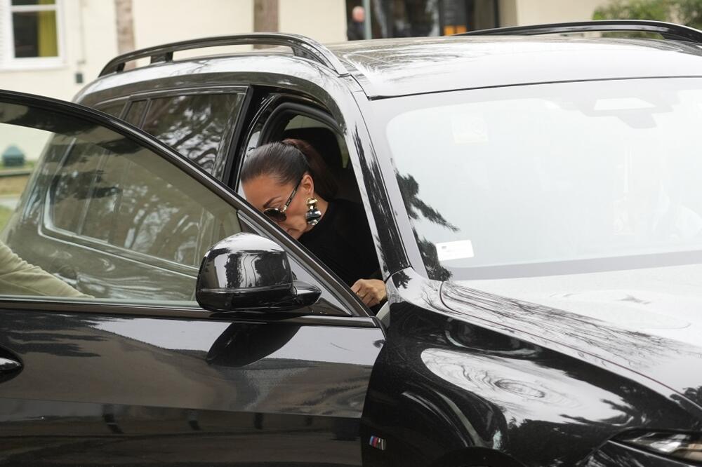 KAD JE IZAŠLA IZ CRNOG DŽIPA SVE JE BILO JASNO! Ceca i danas glavna tema - suma od koje boli glava, SVA U CRNOM