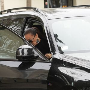 KAD JE IZAŠLA IZ CRNOG DŽIPA SVE JE BILO JASNO! Ceca i danas glavna tema - suma od koje boli glava, SVA U CRNOM