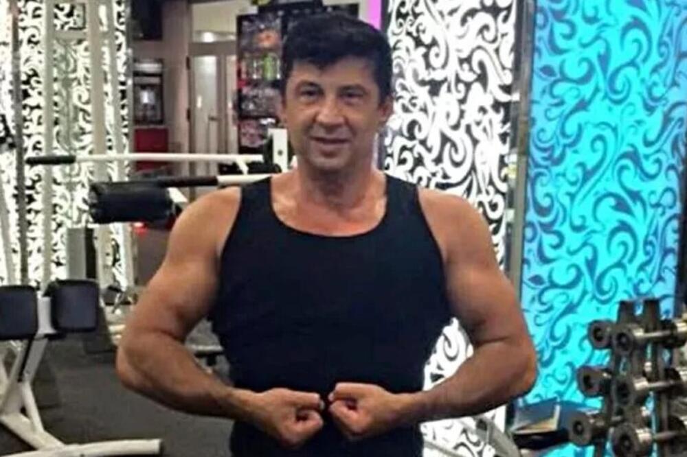 IMA 60 GODINA, ALI NE I PROBLEM DA SE SKINE! Voditelj Peja pokazao da još &ldquo;ima čime&rdquo; da PALI ŽENSKE, SVE PUCA