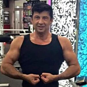 IMA 60 GODINA, ALI NE I PROBLEM DA SE SKINE! Voditelj Peja pokazao da još &ldquo;ima čime&rdquo; da PALI ŽENSKE, SVE PUCA