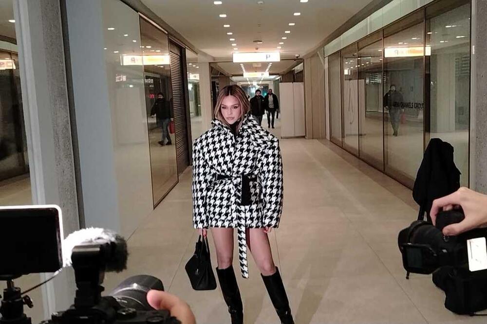 Ovakva vam neće dati miran san: Beograd bruji samo o ovoj boginji, sve oči uprte u njene zgodne noge, prava mačka