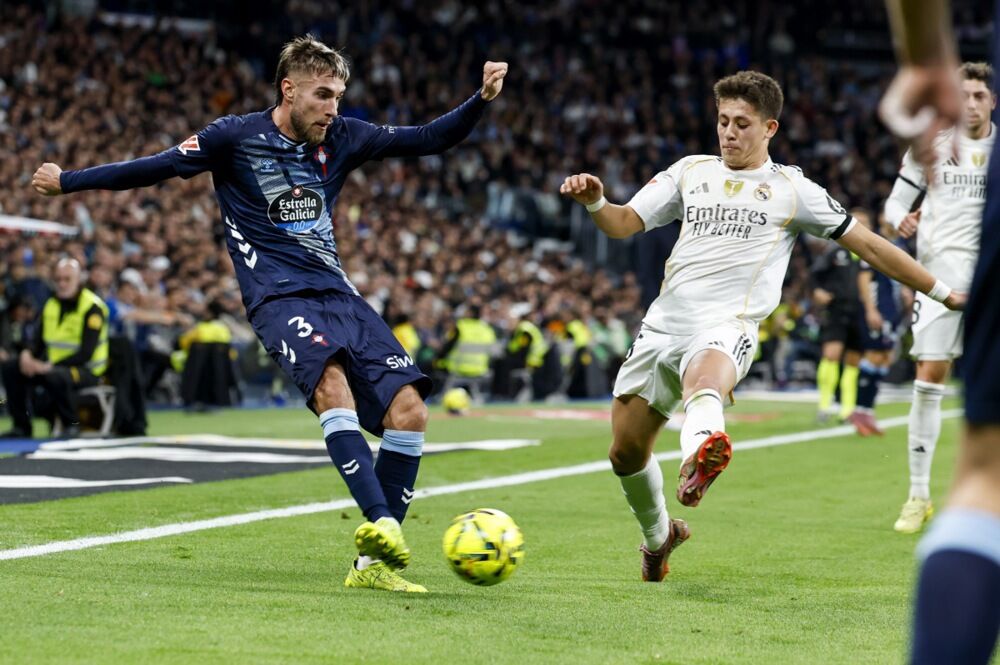 Oskar Mingeza (levo) na utakmici Real Madrida i Selte Vigo u sezoni 2025/26 Primere