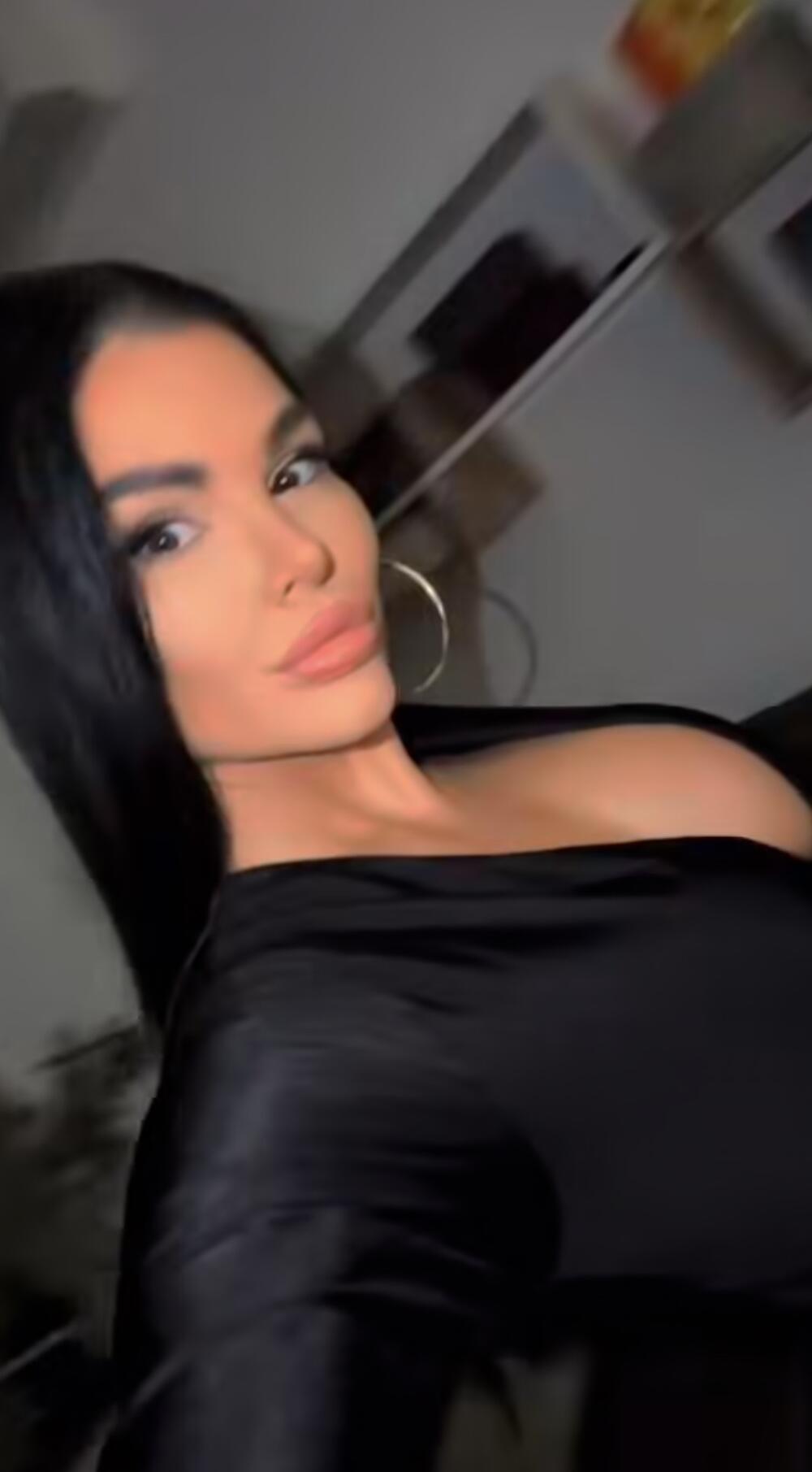 KO SE SEĆA ĐUKIĆEVE BIVŠE? Vaćarenje na gliseru Srbi pamte - Marija Ana još zavodi Beograđane NAPUCANA I CRNA