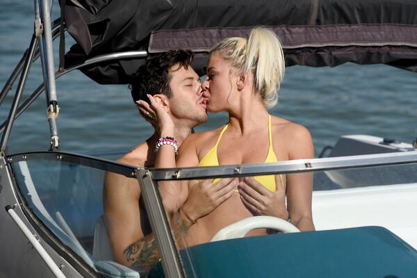 KO SE SEĆA ĐUKIĆEVE BIVŠE? Vaćarenje na gliseru Srbi pamte - Marija Ana još zavodi Beograđane NAPUCANA I CRNA