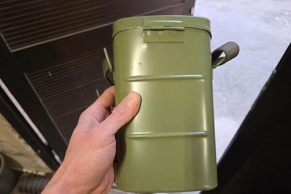 Hrvat u podrumu zgrade pronašao predmet iz doba JNA, sadržaj ga je šokirao! Kad je saznao šta je zapravo... (FOTO)