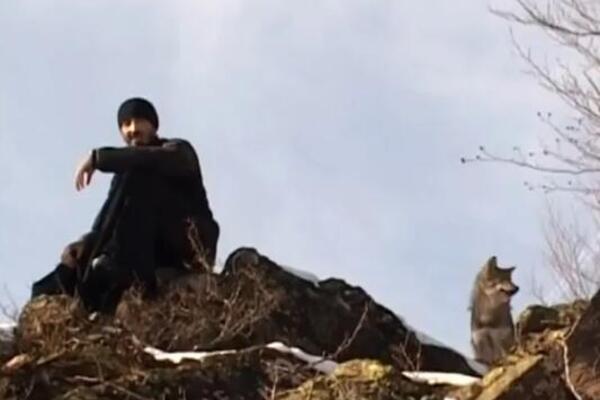 Srpski monah Amvrosije pripitomio vučicu, sa njom i hleb delio: Ljudi se pobunili, ali onda se desilo neočekivano