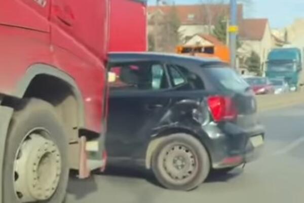 NESREĆA U KRAGUJEVCU: Šleper naleteo na automobil! (VIDEO)