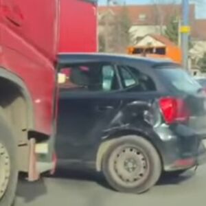 NESREĆA U KRAGUJEVCU: Šleper naleteo na automobil! (VIDEO)