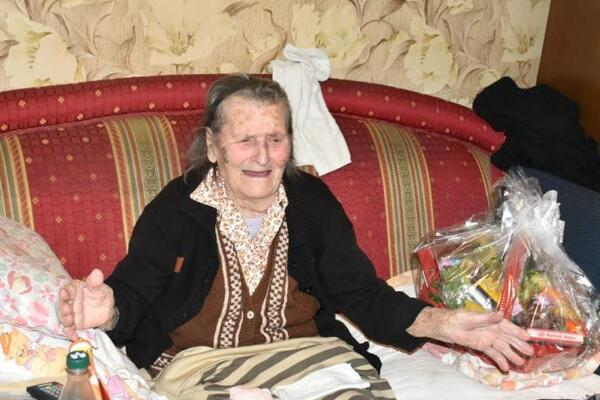 Baka Slavka rođena je na Svetog Savu 1924. godine i proslavila je 102. rođendan: I dan danas voli da zapali cigaru