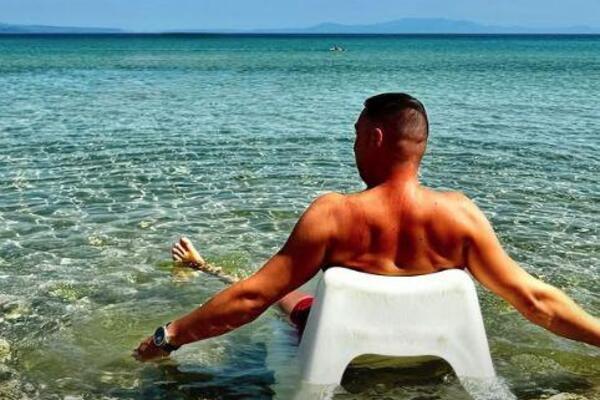 ŽENA GA PREVARILA SA DRUGOM, A KOLEGE GA PROZIVALE DA JE CICIJA! Darko im SIPAO SO NA RANU - pogledajte kako UŽIVA