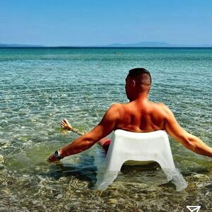 ŽENA GA PREVARILA SA DRUGOM, A KOLEGE GA PROZIVALE DA JE CICIJA! Darko im SIPAO SO NA RANU - pogledajte kako UŽIVA