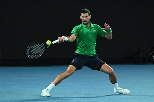 Novak je zacementirao svoj kraljevski status: Đoković posle čudesnog preokreta bacio Sinera na kolena za finale AO!