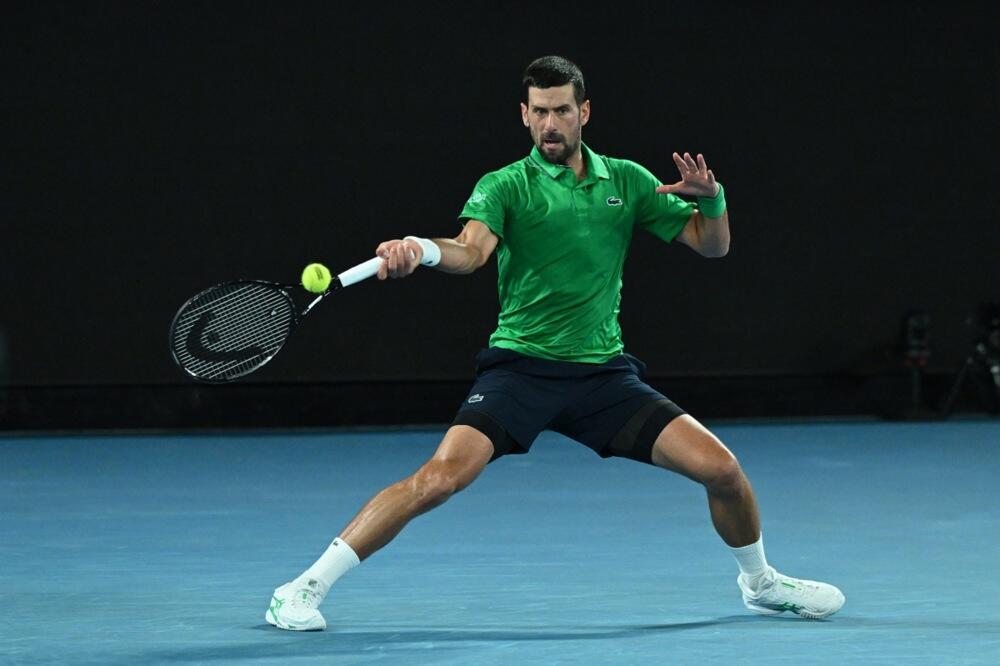 Novak je zacementirao svoj kraljevski status: Đoković posle čudesnog preokreta bacio Sinera na kolena za finale AO!