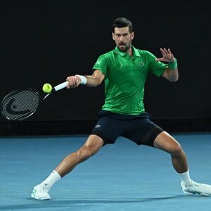 Novak je zacementirao svoj kraljevski status: Đoković posle čudesnog preokreta bacio Sinera na kolena za finale AO!