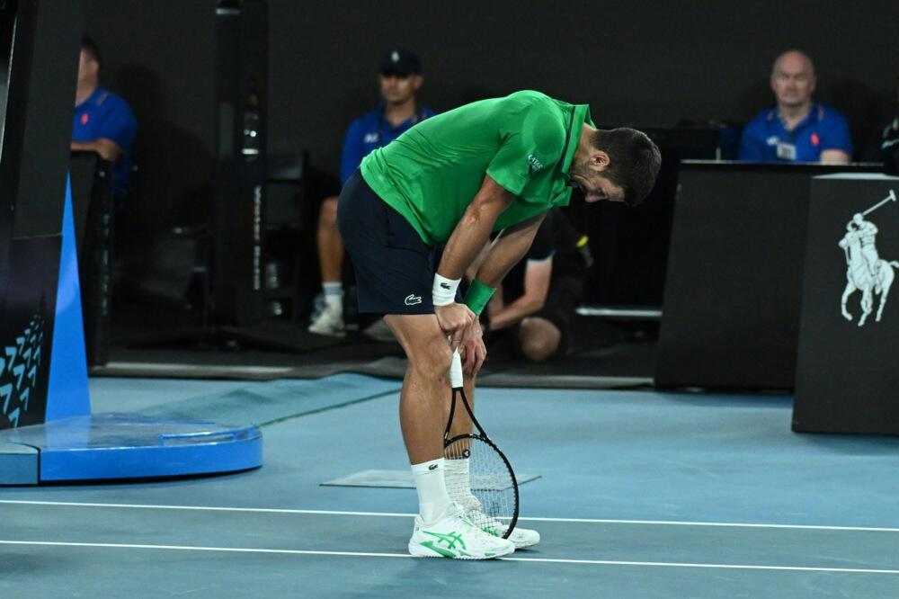 Novak u paklenim uslovima u Melburnu! Ne može da dođe do daha, tražio hitno tabletu, ne oseća se dobro (VIDEO)