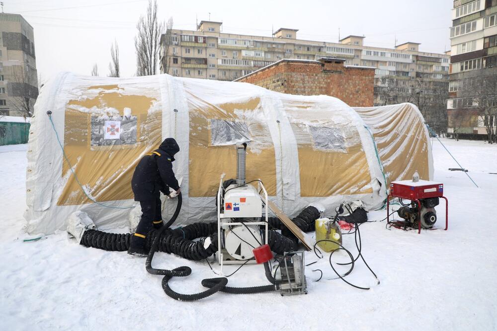 "OVO JE NAJTEŽA ZIMA" Jeziv život ljudi pod minusom: Dolaze u šatore da se UGREJU, a tek PAKAO roditelja i dece...