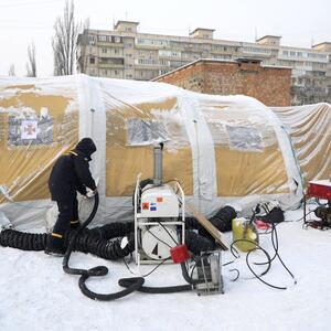 "OVO JE NAJTEŽA ZIMA" Jeziv život ljudi pod minusom: Dolaze u šatore da se ugreju: A tek pakao roditelja i dece...