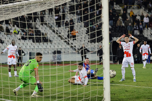 Partizan sa igračem više 60 minuta stagnirao - tri odbrane Manojlovića u nadoknadi vremena za bod Nišlija!