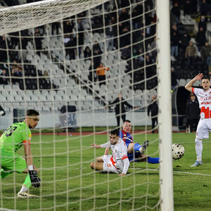 Partizan sa igračem više 60 minuta stagnirao - tri odbrane Manojlovića u nadoknadi vremena za bod Nišlija!