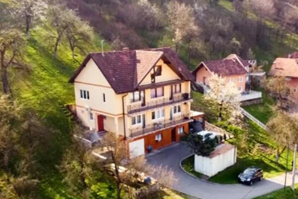 Kuća na tri sprata, pogled samo takav: Naša poznata pevačica pliva u luksuzu, a sada su komšije otkrile šok tajnu