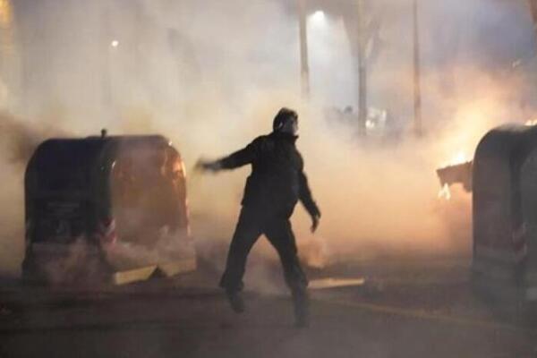 ŠTA JE OVO? Desetine hiljada ljudi na ulicama! Stotine policajaca povređeno, leteli Molotovljevi kokteli (VIDEO)