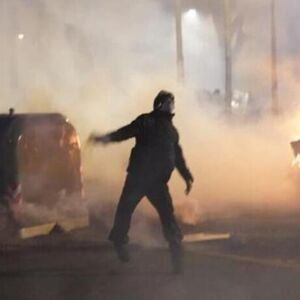 Desetine hiljada ljudi na ulicama Torina! Stotine policajaca povređeno, leteli Molotovljevi kokteli (VIDEO)