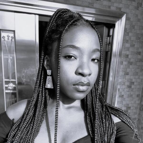 "POKUŠALI DA JE STABILIZUJU, NIJE MOGLA DA GOVORI": Pevačica (26) UMRLA posle SMRTONOSNOG UJEDA!