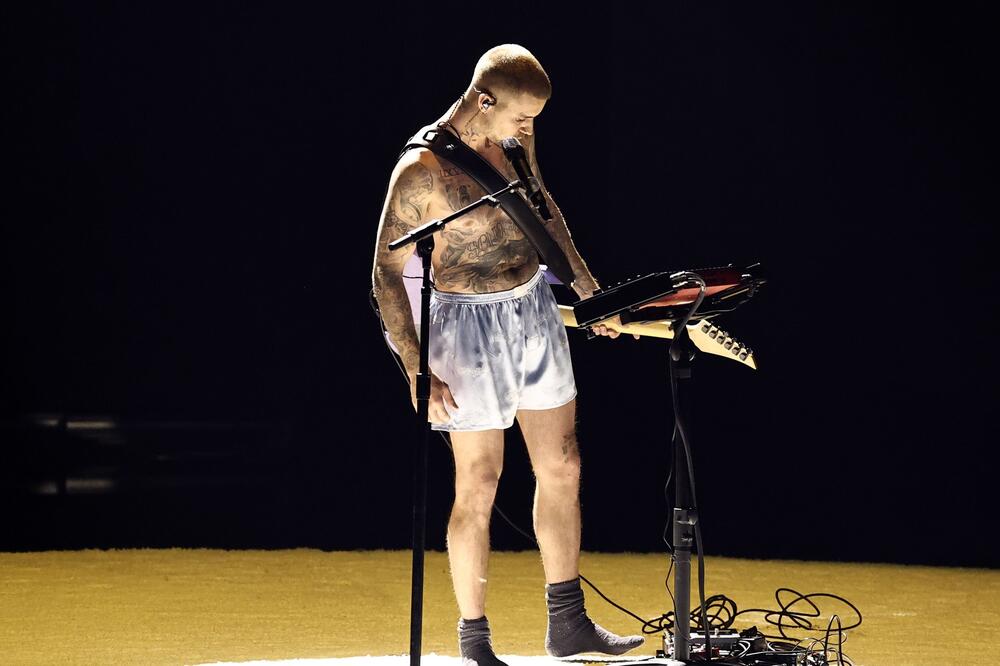 Džastin Biber se pojavio samo u boksericama na dodeli Gremija! Pirsing u nosu, tetovaže i nastup da se naježiš!