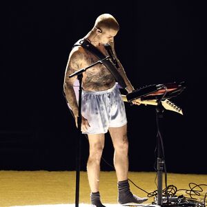 Džastin Biber se pojavio samo u boksericama na dodeli Gremija! Pirsing u nosu, tetovaže i nastup da se naježiš!