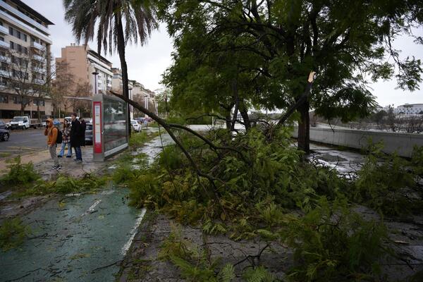 OGROMNA OLUJA SE SRUČILA NA ANDALUZIJU: Vetar udarima napravio klizišta, ima povređenih!