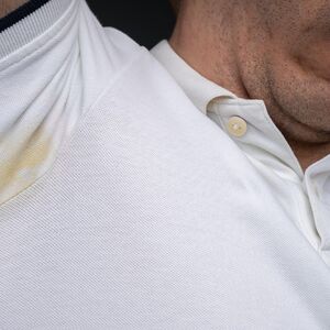 NEPRIJATAN SMRAD KOJI SVI OSEĆAJU OKO VAS! Ispod pazduha vam miriše na crni LUK?