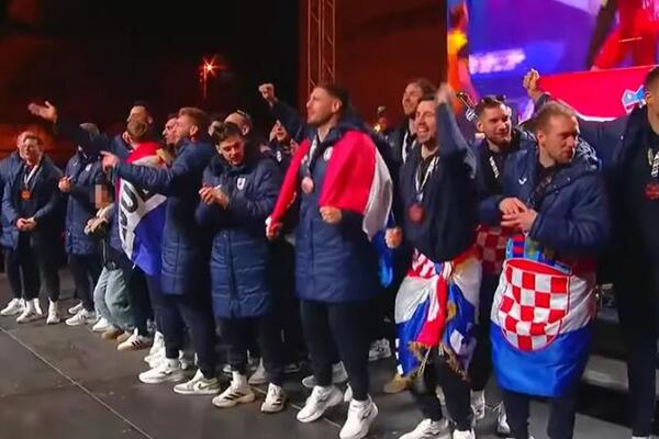 HRVATSKI RUKOMETAŠI DOČEKANI UZ PESMU KOJA JE NASTALA U RATU 1991. GODINE: Pevali su je i pred TUĐMANOM!