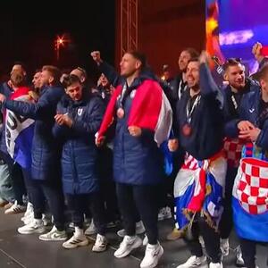 HRVATSKI RUKOMETAŠI DOČEKANI UZ PESMU KOJA JE NASTALA U RATU 1991. GODINE: Pevali su je i pred TUĐMANOM!