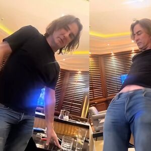 JU! MITROVIĆ NA STOLU U AKCIJI, TELO IDE GORE-DOLE! Snimak tera žene da se smeškaju&hellip; i da ga gledaju bar još 2 PUTA