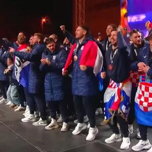 "On nije normalan" Svet bruji o Tompsonovim sramotnim pesmama na dočeku rukometaša, potkačili i Plenkovića!