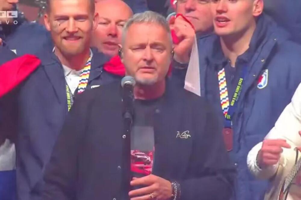 Nacionalističke pesme se ore Zagrebom! Sraman repertoar Tompsona na dočeku rukometaša trese region! (FOTO)