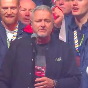 Nacionalističke pesme se ore Zagrebom! Sraman repertoar Tompsona na dočeku rukometaša trese region! (FOTO)