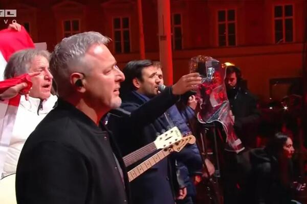 Dok se nižu sramotne pesme na dočeku rukometaša u Zagrebu osvanuo šok transparent: Tompsonu zbog ovoga nije dobro!