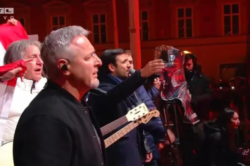 Dok se nižu sramotne pesme na dočeku rukometaša u Zagrebu osvanuo šok transparent: Tompsonu zbog ovoga nije dobro!