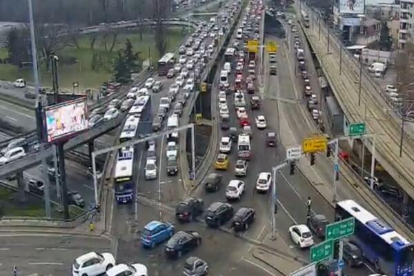 JUTARNJI KOLAPS NA AUTOKOMANDI I BRANKOVOM MOSTU: Pogledajte šta se dešava, UPORNO SE GOMILAJU VOZILA! (FOTO)