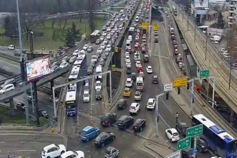 JUTARNJI KOLAPS NA AUTOKOMANDI I BRANKOVOM MOSTU: Pogledajte šta se dešava, UPORNO SE GOMILAJU VOZILA! (FOTO)