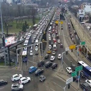 JUTARNJI KOLAPS NA AUTOKOMANDI I BRANKOVOM MOSTU: Pogledajte šta se dešava, UPORNO SE GOMILAJU VOZILA! (FOTO)