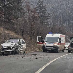 Teška nezgoda u klisuri reke Despotovice: Direktan sudar dva automobila, Hitna pomoć na licu mesta, ima povređenih?