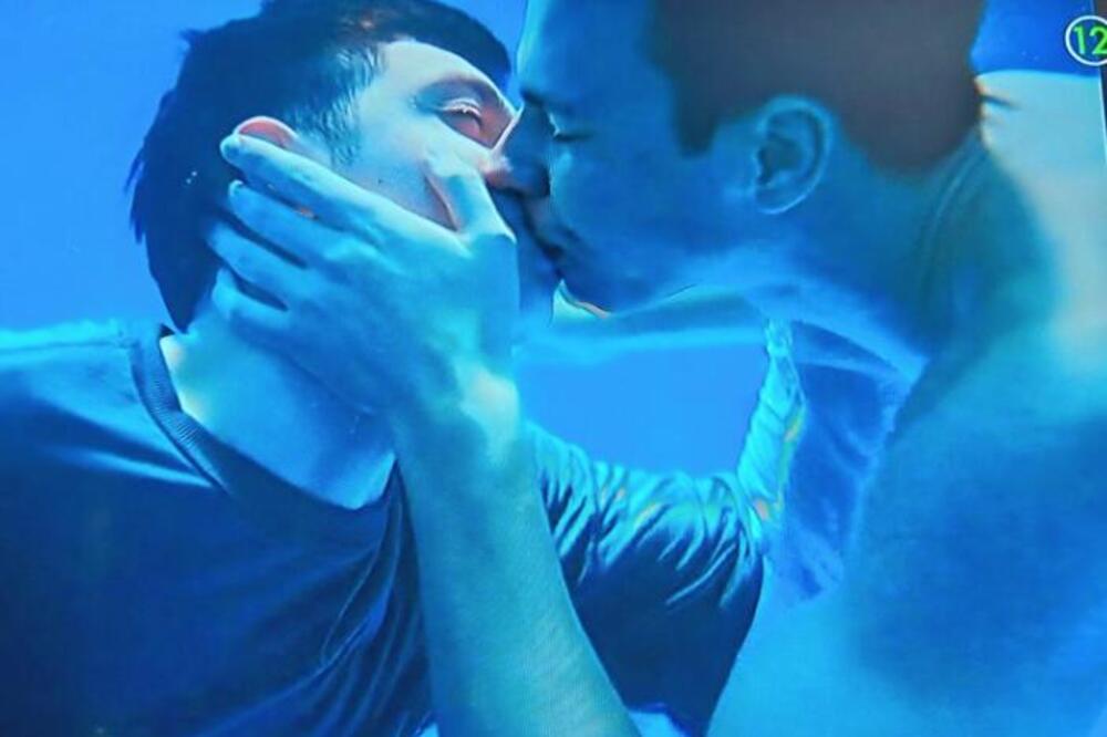 NA JAVNOM SERVISU EMITOVANA INTIMNA SCENA IZMEĐU 2 MUŠKARCA! Ovo su svi gledali BEZ CENZURE -narod se digao na noge