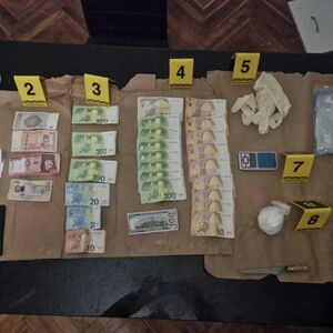 PALI ČLANOVI KAVAČKOG KLANA: Policija pronašla kokain, kriptovane telefone i novac u više valuta! (FOTO)