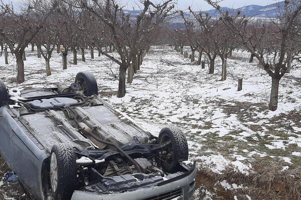 U krivini sleteo sa puta u kanal, pa se prevrnuo na krov! Nezgoda kod Topole (FOTO)
