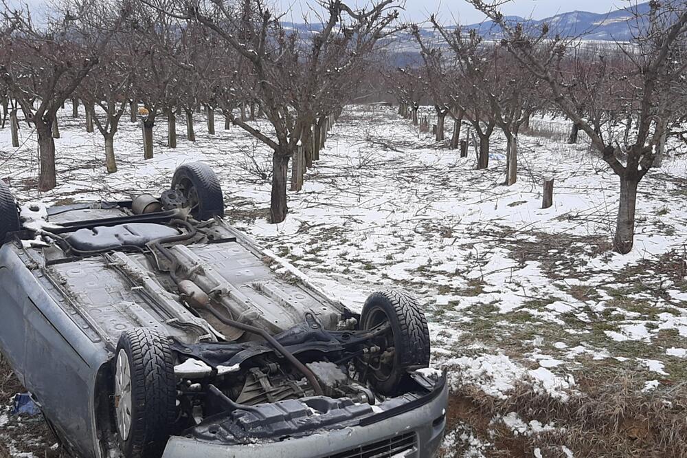 U krivini sleteo sa puta u kanal, pa se prevrnuo na krov! Nezgoda kod Topole (FOTO)