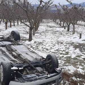 U krivini sleteo sa puta u kanal, pa se prevrnuo na krov! Nezgoda kod Topole (FOTO)