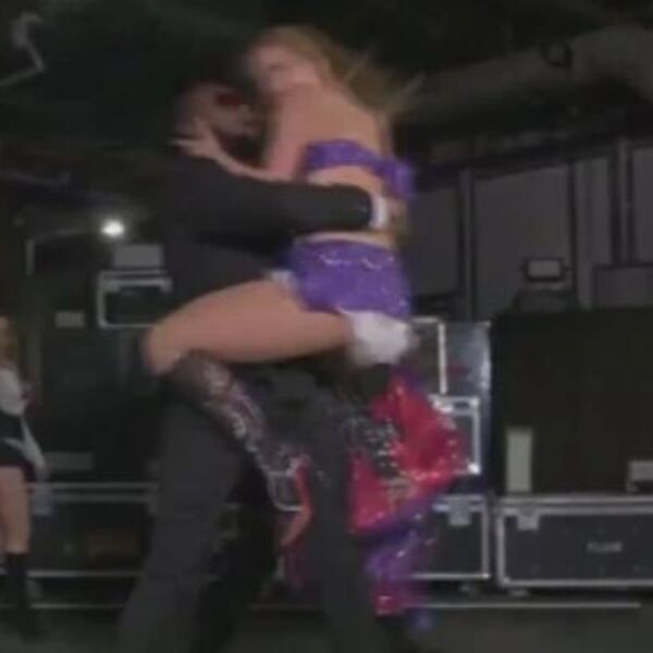 NEPRIJATAN SNIMAK! Pevačici umesto GAĆA ispale PELENE iz suknje! Prizor zbog kog se OBRUKALA ZA SVE PARE